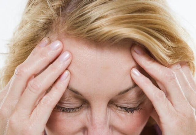 Сильные головные боли при климаксе у женщин: методы лечения