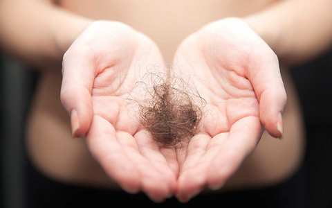 Сильно выпадают волосы после родов: что делать