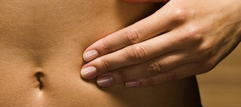 Боль в животе выше пупка у мужчин и женщин: причины, тревожные признаки и лечение