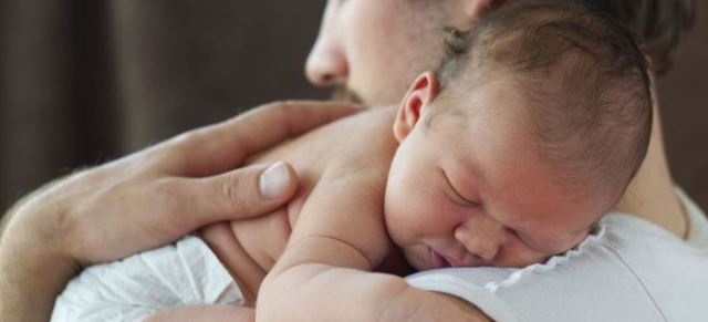 Причины и как остановить икоту у новорожденного?