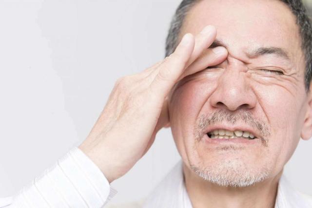 Резкая боль в глазу: причины колющей боли