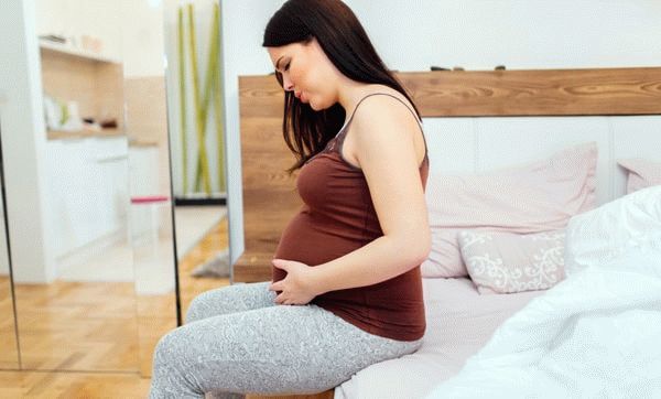 Белые выделения при беременности на ранних сроках: творожистые и жидкие, слизистые и кремообразные