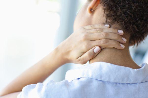 Боль в затылке с левой стороны головы: причины и лечение гомеопатией