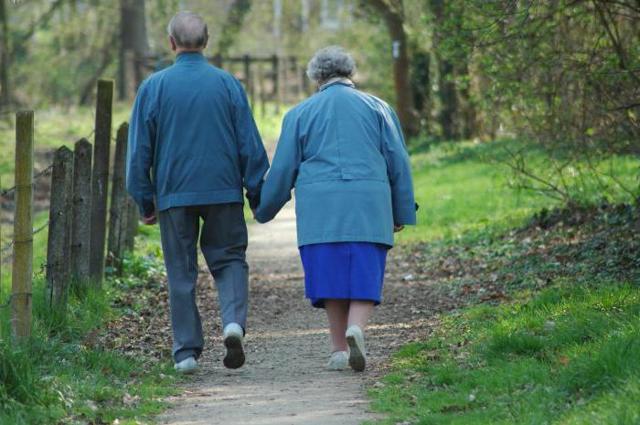Нарушения походки в пожилом и старческом возрасте: причины и лечение