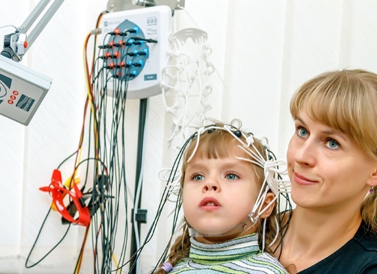 Сделать ЭЭГ головного мозга в Москве в центре неврологии по доступной цене: показания, подготовка, техника выполнения ЭЭГ