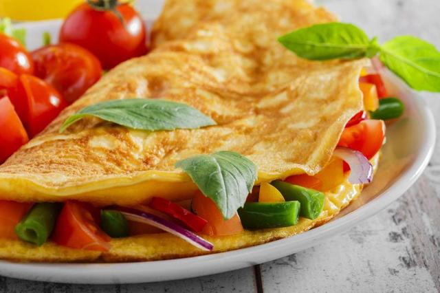 Омлет диетический: рецепт яичницы и низкокалорийного омлета при правильном питании и похудении, как готовить на сковороде и в мультиварке, вариант с овощами