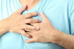 Сердце стучит в горле (ощущение сердцебиения) — что это, причины и лечение симптома