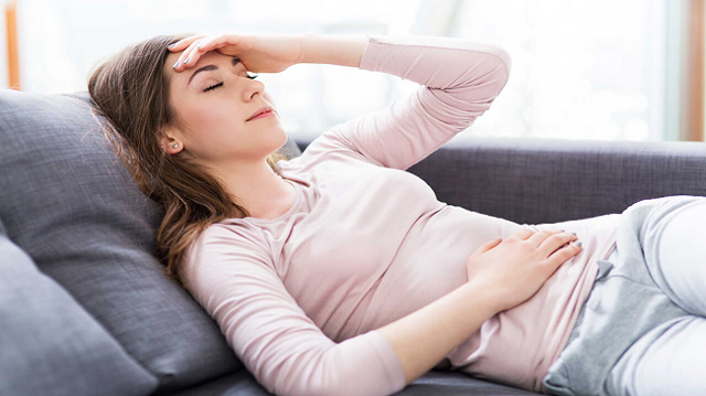 Мигрень у женщин: симптомы, лечение и причины
