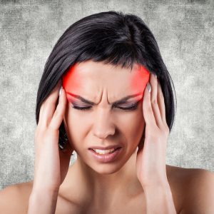 Мигрень у женщин: симптомы, лечение и причины